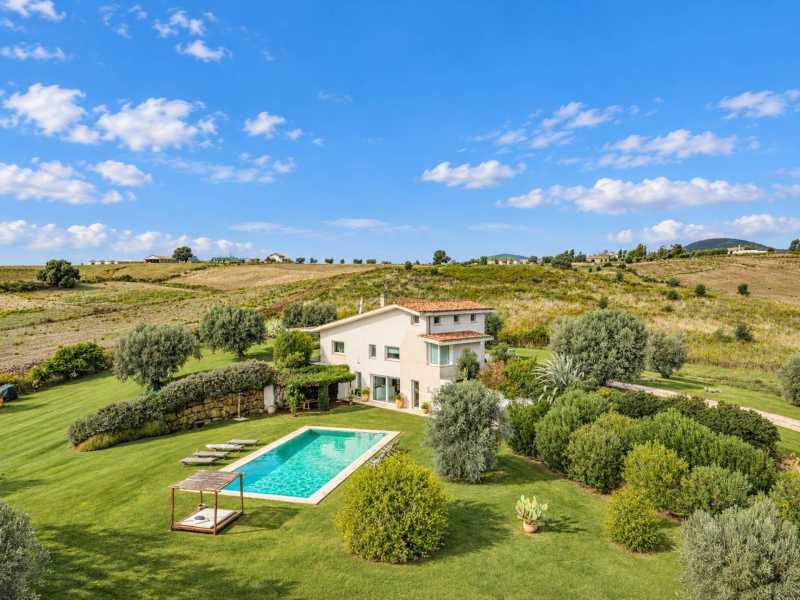 Villa with pool and panoramic views on the border of Lazio and Tuscany for sale