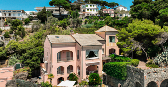 Villa for sale on the first line of the coast in Liguria