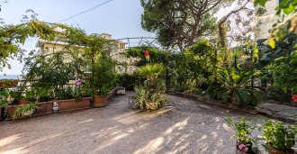 Apartment of 140 m2 in Sanremo with a pond.