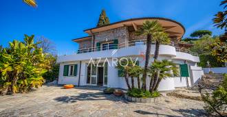 Villa in Bordighera with a panoramic view of the sea and Monaco