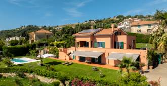 House for sale in Tuscany with a swimming pool.