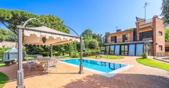 Villa with a pool in an elegant area of Rome