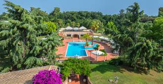 Luxury villa with a pool and park in Latina