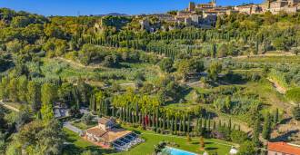 Elite agritourism with a pool and stables in the Lazio region