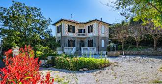 Villa with a Liberty-style swimming pool near Livorno