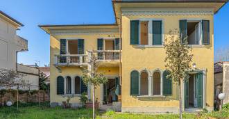 Elegant villa in Lido di Camaiore