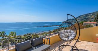 Stunning villa for sale by the sea in Ospedaletti