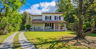 Villa for sale by the sea in Massa