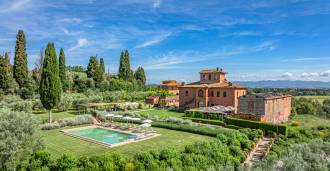For sale: historic estate with swimming pool near Siena.