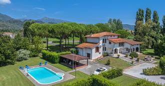 Villa with pool in Pietrasanta for sale