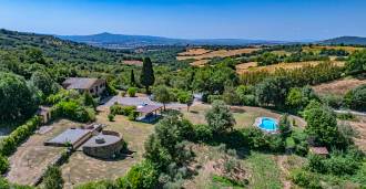Villa with pool and lake for sale in Tuscany
