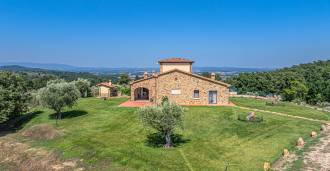 Private residence for sale with magnificent views of Tuscany