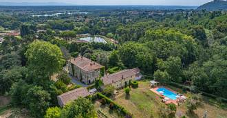 Villa with vineyards in Lucca for sale
