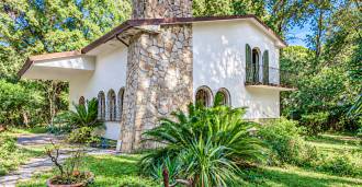 Stunning villa for sale in Poveromo, just steps from the sea.