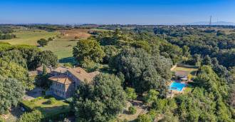 For sale: historic estate with tennis court and swimming pool near Rome.