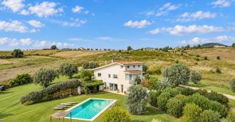 Villa with pool and panoramic views on the border of Lazio and Tuscany for sale