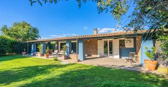 For sale: villa plot with pool by the sea in Peshia-Romana.